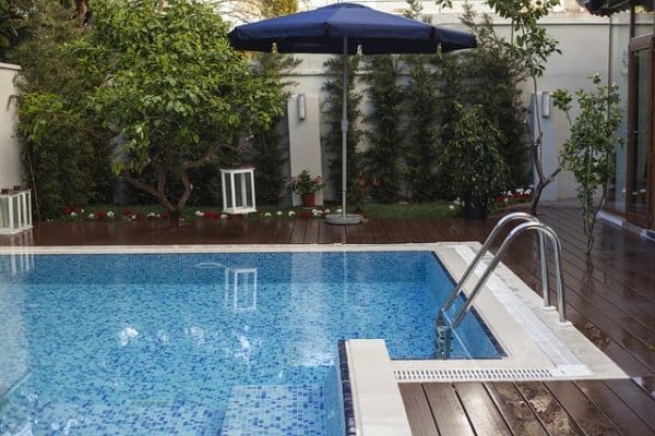 Quels critères prendre en compte pour l’installation d’une mini piscine à coque dans un petit jardin ?