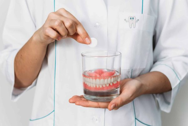 Comment maintenir l’hygiène des prothèses dentaires ?