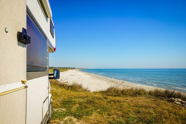 Quels sont les campings de Fréjus qui proposent des croisières et des sorties en mer ?