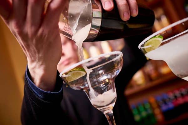 Pourquoi devenir barman : les motivations et les avantages de cette profession